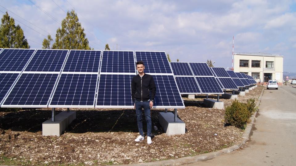 Camp de panouri fotovoltaice.jpg
