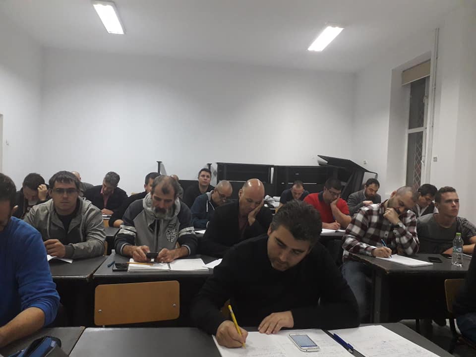 gr 13 sala plina.jpg