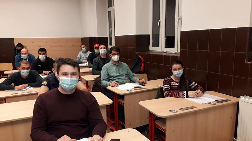 in pandemie singurul profesor care a predat fizic.jpg