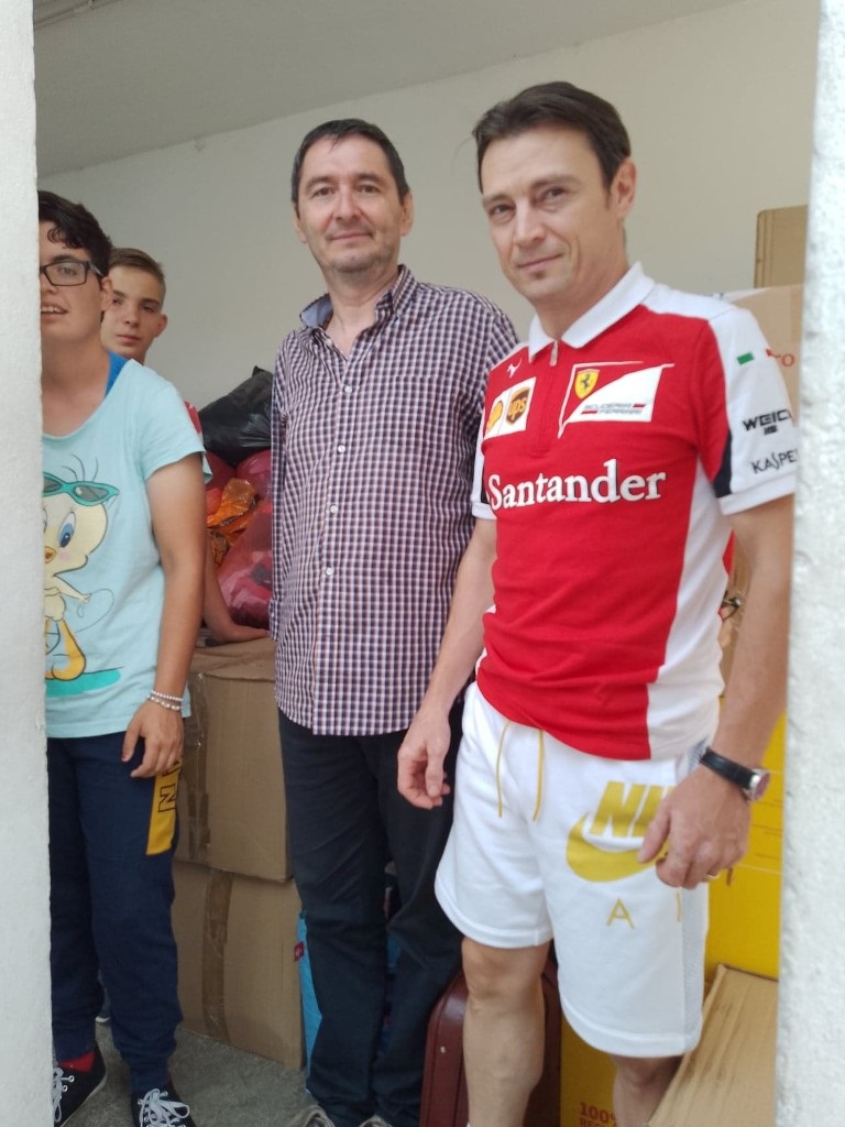 La copii necajiti ai Parintelui Tanase.jpg