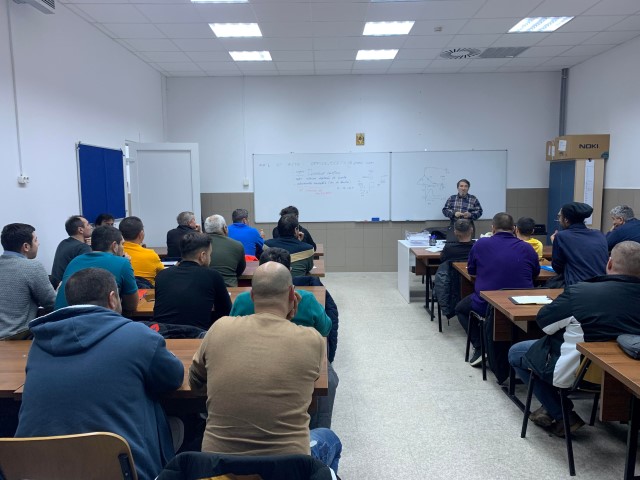 Sala de curs grupa a electricieni pe la tabla.jpg