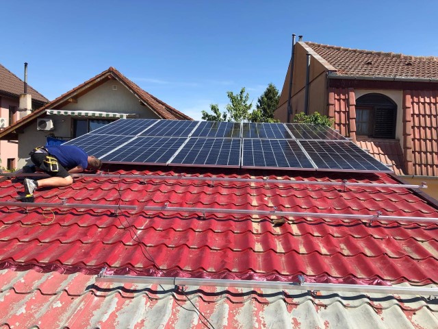 Sistem fotovoltaic montat pe acoperis.jpg