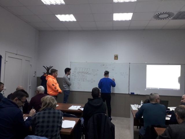 grupa 17 electricieni la tabla.jpg