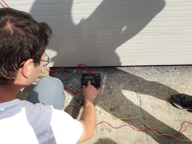 Alex seteaza aparatul de masurat priza de impamantare (Small).jpg