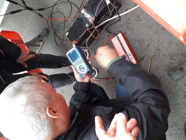 Masuram forma semnalului la iesire din inverter avem sin modificat frecventa 49Hz.jpg