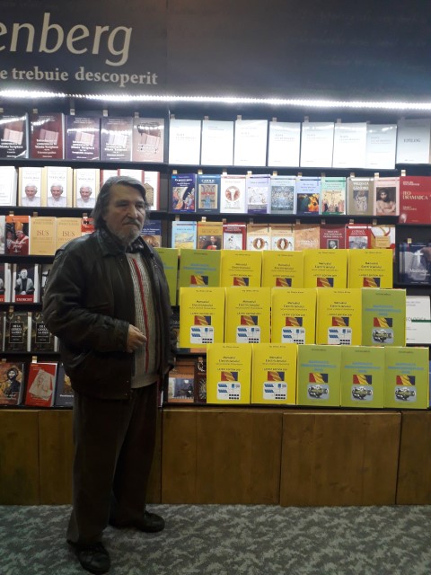ing Olteanu Mircea la standul Gaudeamus cu Manualul Frigotehnistului si Manualul electricianului.jpg