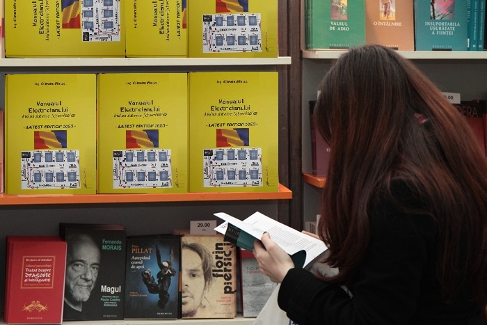 Salonul de carte 2024 prima zi.jpg