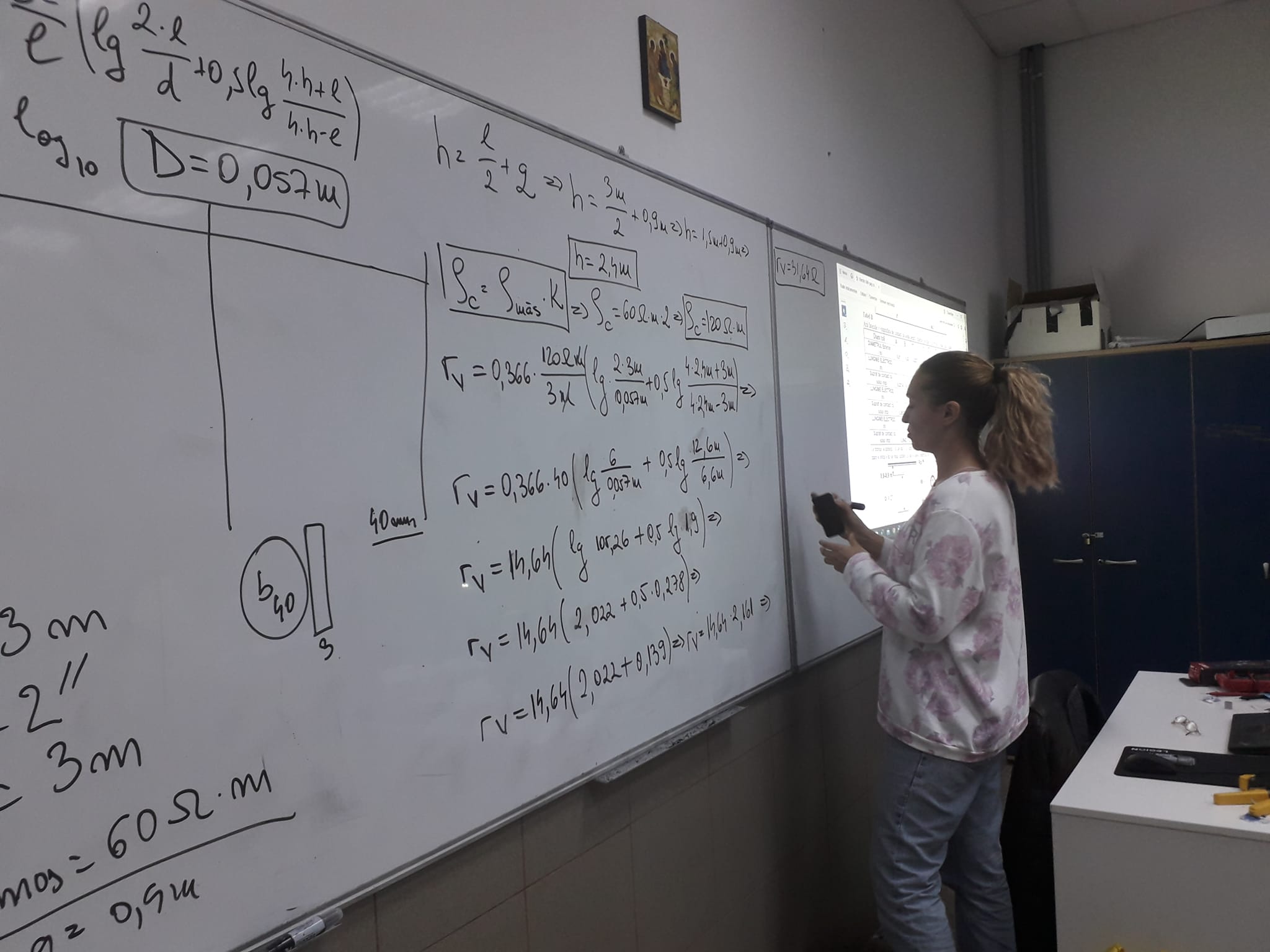 Priza de impamantare se vad pe tabla calcule complexe.jpg