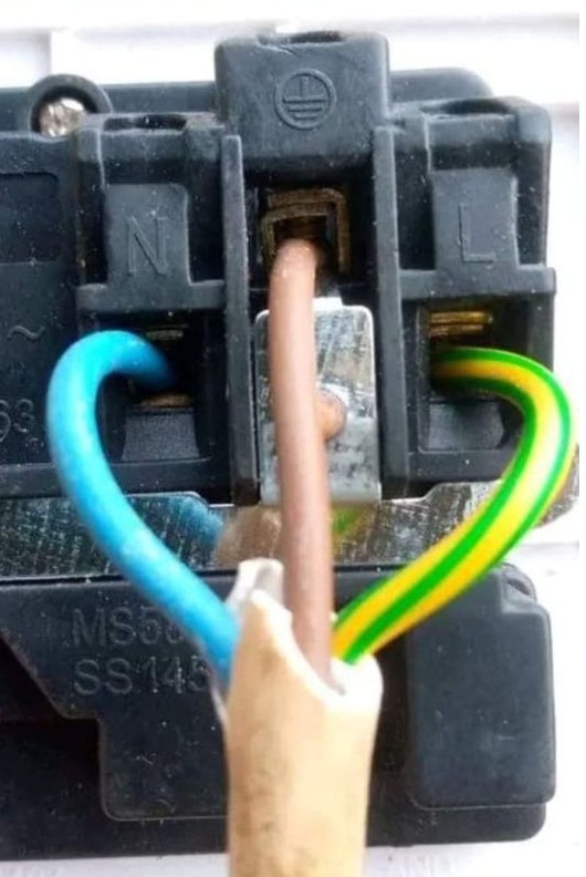 Legaturi electrice ale academicianului.jpg