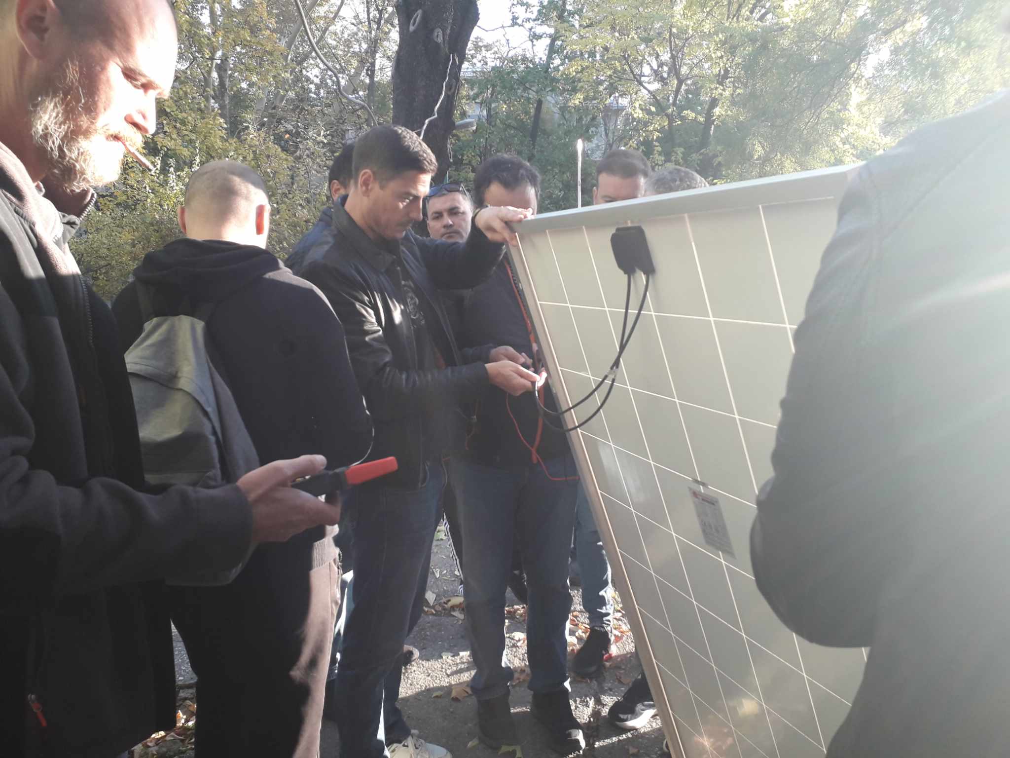 masuram un panou fotovoltaic.jpg