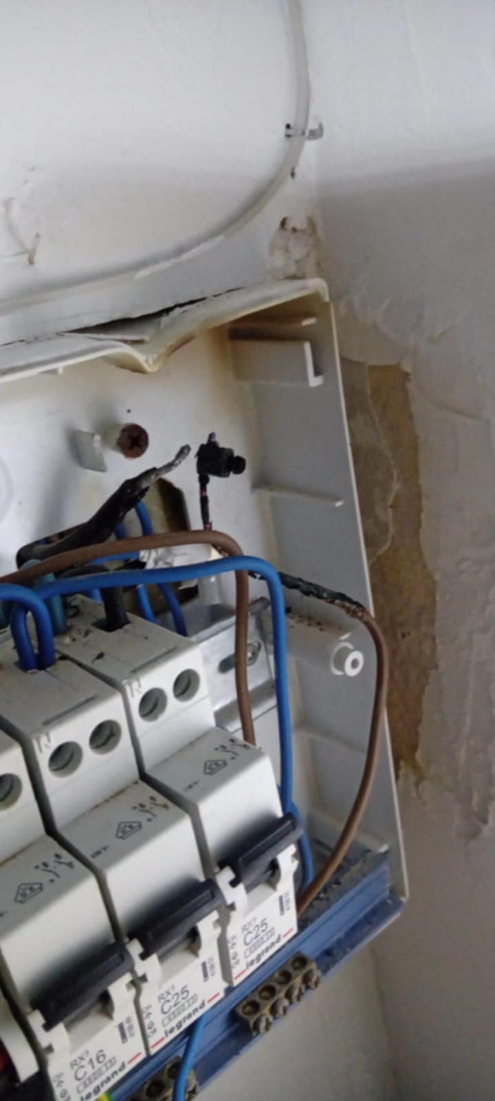 Tablou electric care a luat foc.jpg