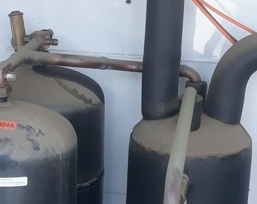 Rezervorul de pe aspiratia compresorului are si serpentina de lichid trecuta prin el si pleaca spre filtru..jpg