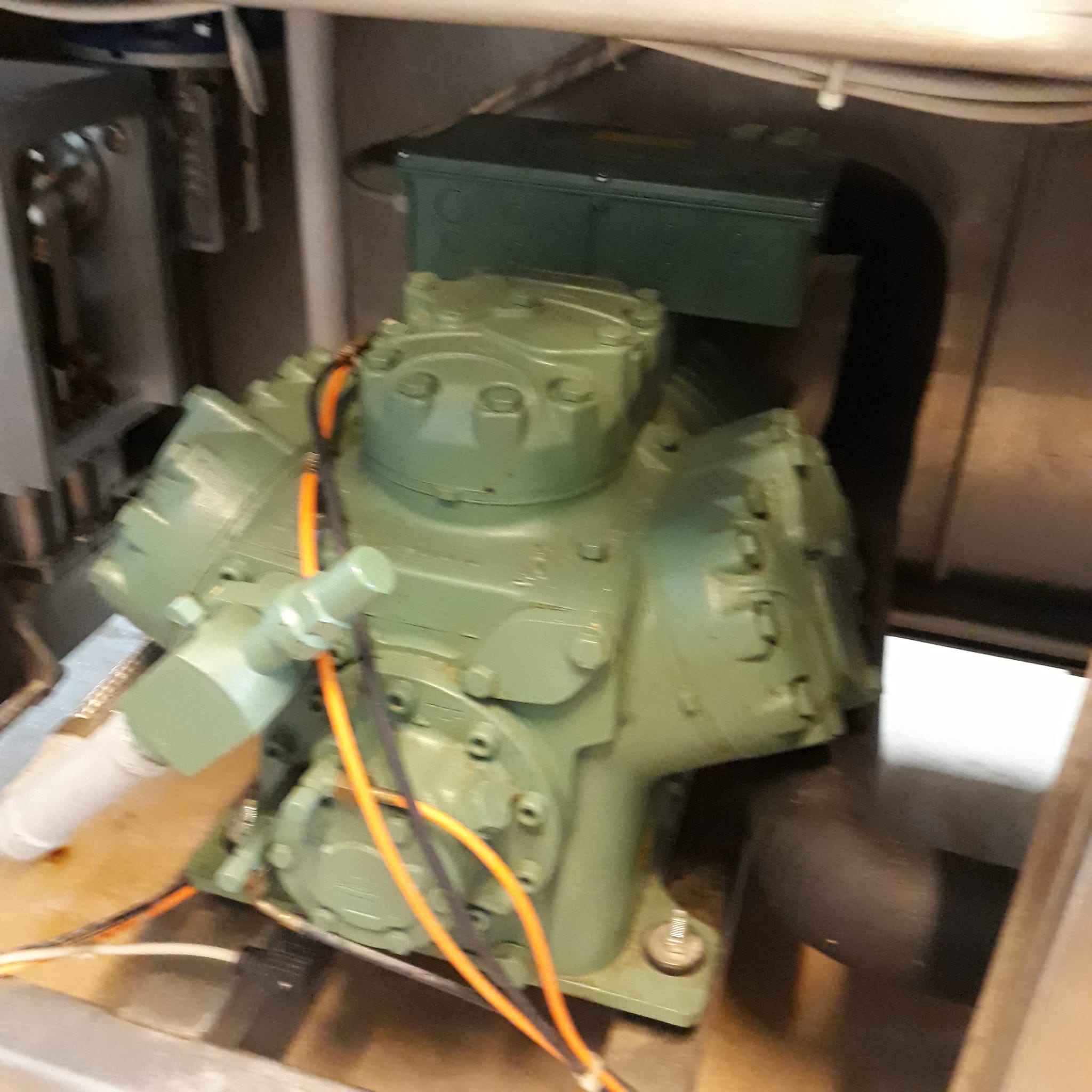 Compresor semiermetic cu 6 pistoane.jpg