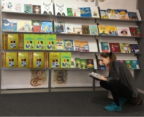 targul de carte poza de nota 10 cu cartile.jpg