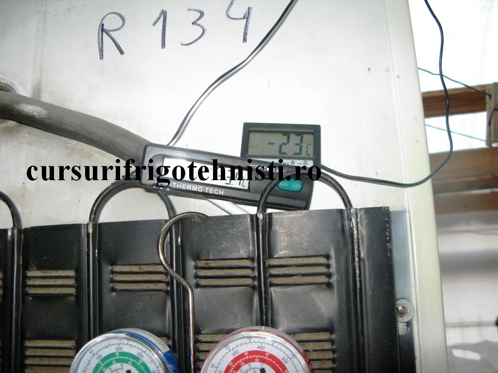 asa cum am invatat am trecut tipul freonului pe carcasa frigider.jpg