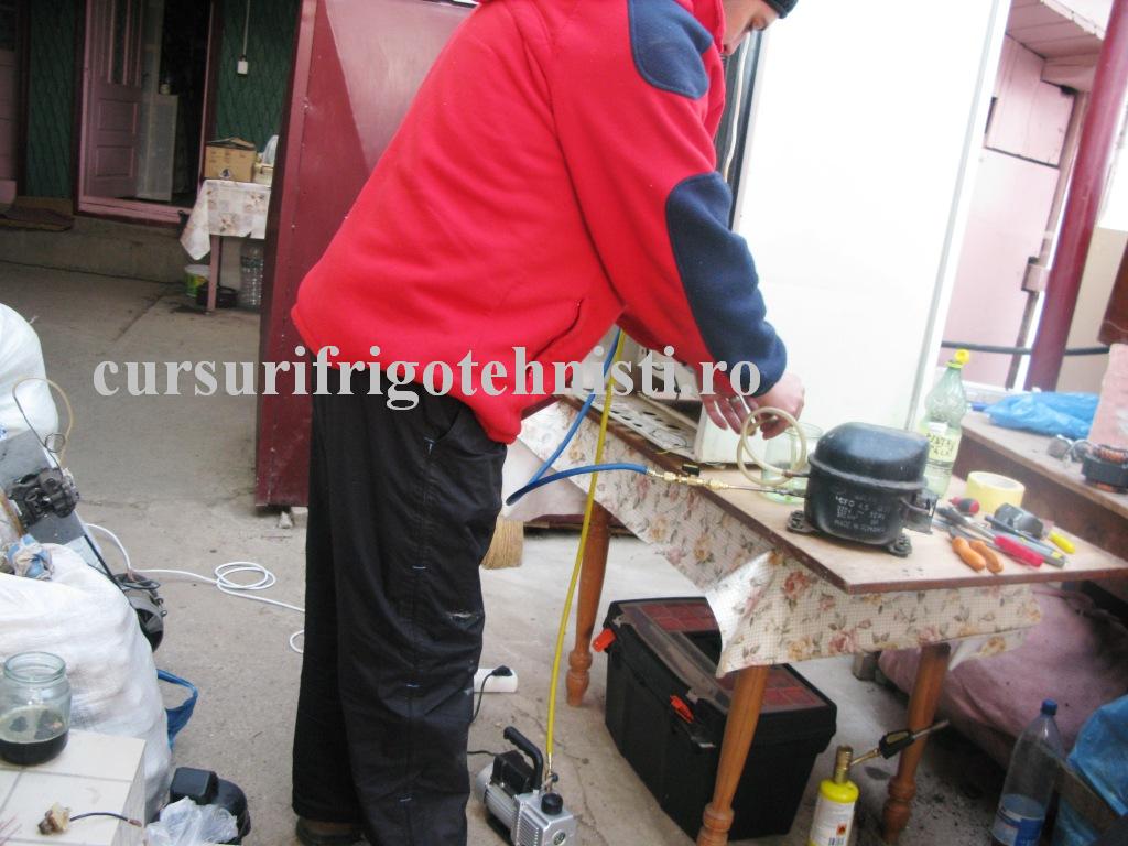 Introducere ulei R134 cu ajutorul unui furtun si a pompei de vacuum.jpg