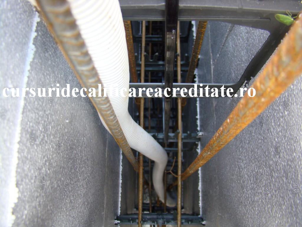 Pozarea coloanelor inainte de turnarea betonului in  cofrag (Medium).JPG