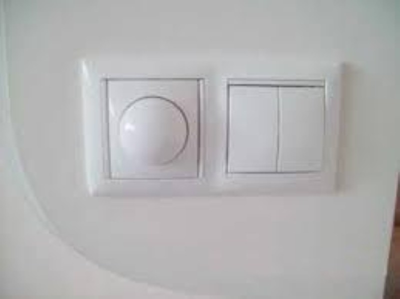 Am o poza cu un intrerupator o sa o mut la electricieni.jpg