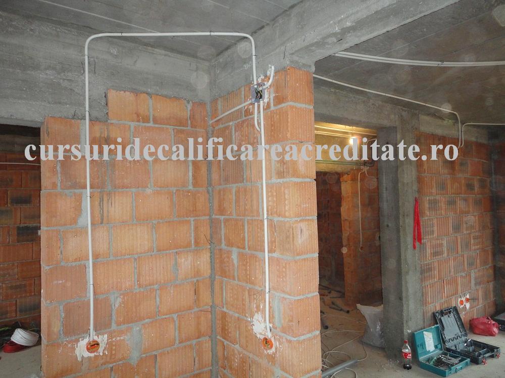 Circuite lumina si prize vin in tavan fals.jpg