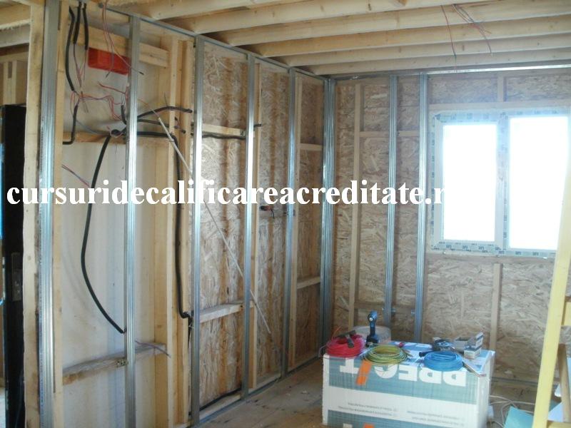 Pereti falsi ,obligat protectie unde trece cablul prin montanti.JPG