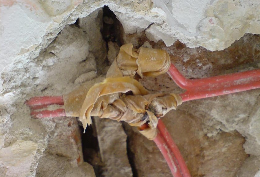 Reparatie facuta de zugravi.JPG