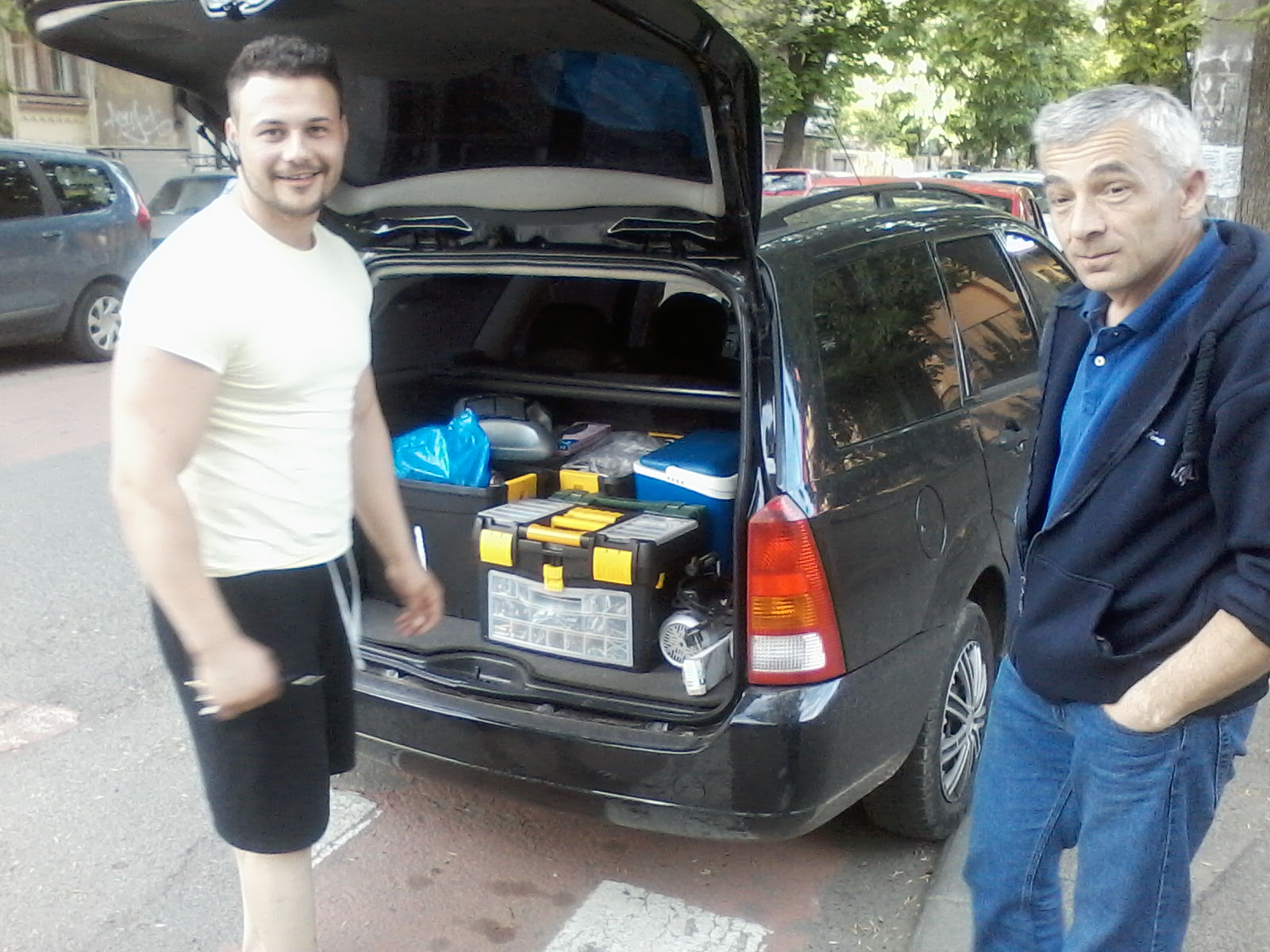 Ovidiu cu masina plina de scule ,impreuna cu un foarte bun instalator Adrian.jpg