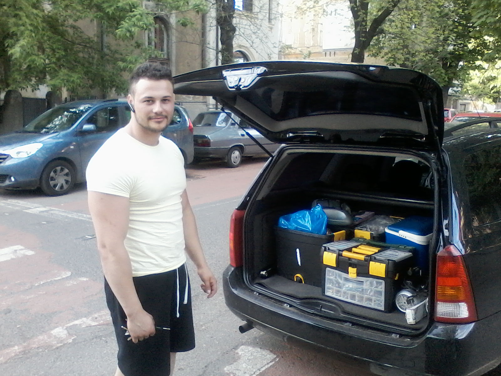 Ovidiu Seful gr 9 tocmai a cumparat niste scule cu 300 lei nu le descriu sa nu moara concurenta de invidie ,baftos Ovidiu.jpg