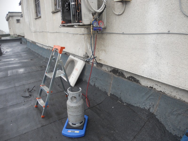 AC2 butelia are teava ca sifonul este R410.JPG