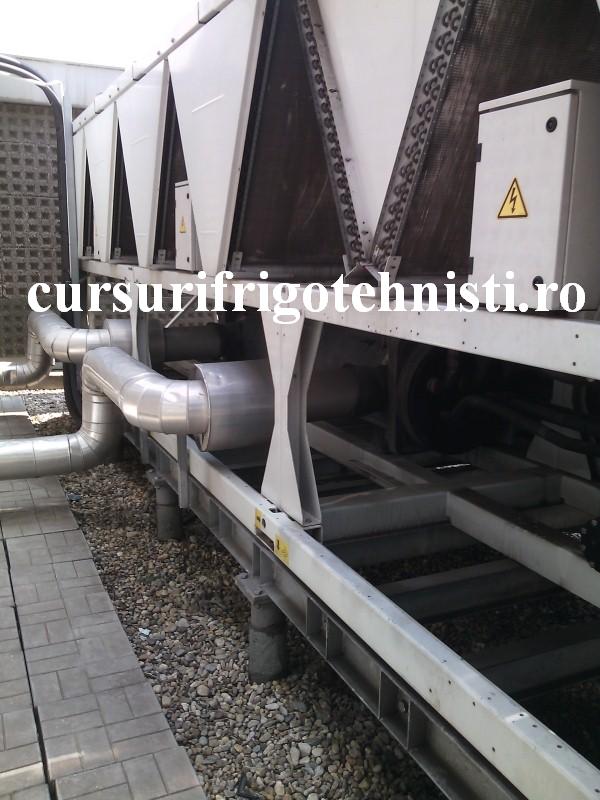 Pe cladire chillerul a scapat de inec.jpg