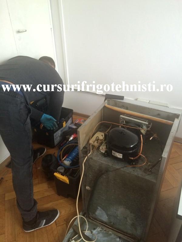 Inlocuire compresor mini bar 4.JPG