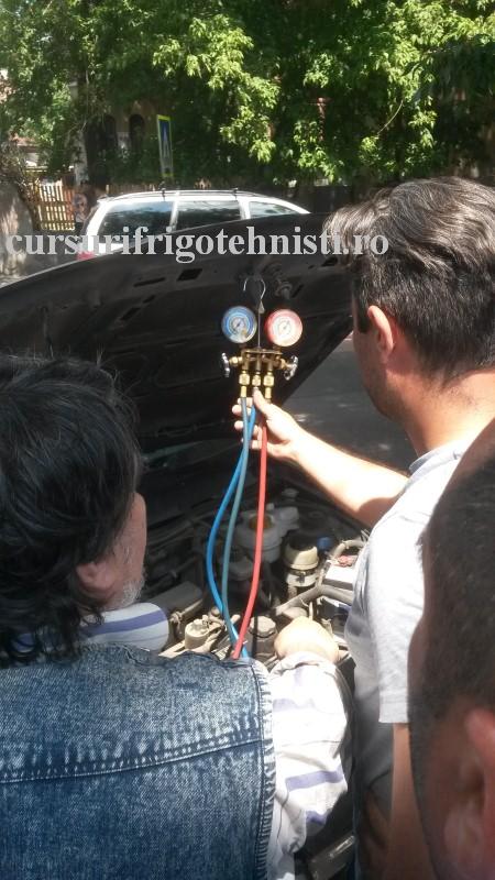 Gabriel a montat bateria de manometre.JPG