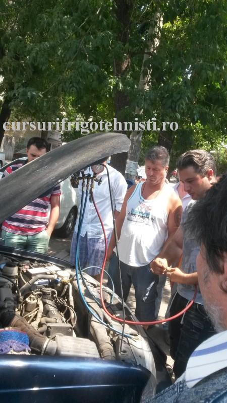 Gabriel conecteaza bateria de manometre.JPG