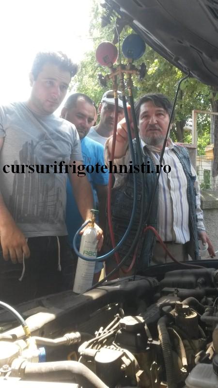 Langa noi este domnul profesor avem de la cine invata.JPG