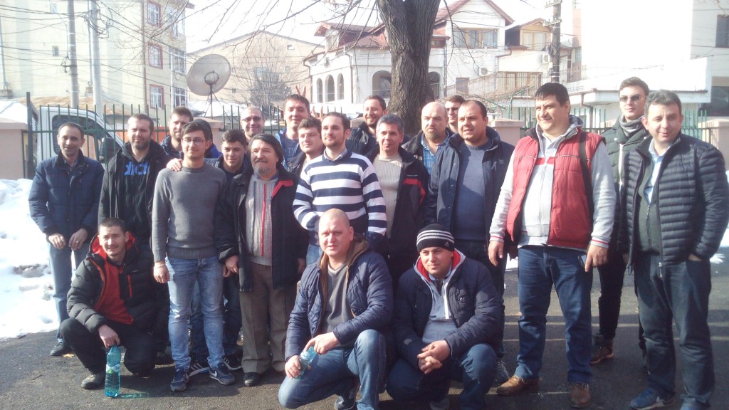 tot gr 11 in curtea scolii (Custom).jpg