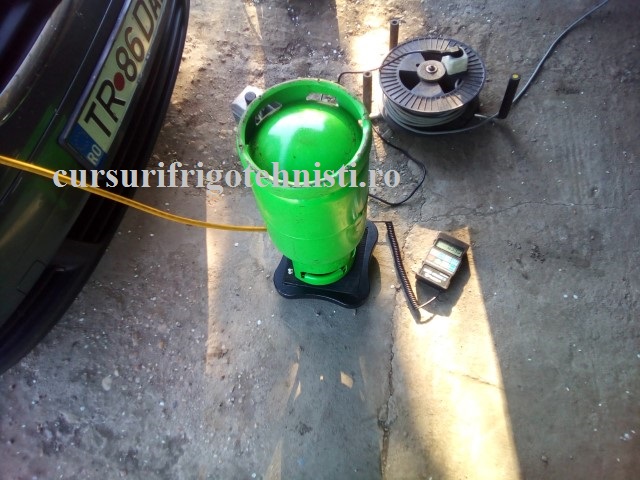 incarc cu lichid ca sunt meserias ,nici nu am deranjat sa pornesc motorul ca a intrat (Small).jpg