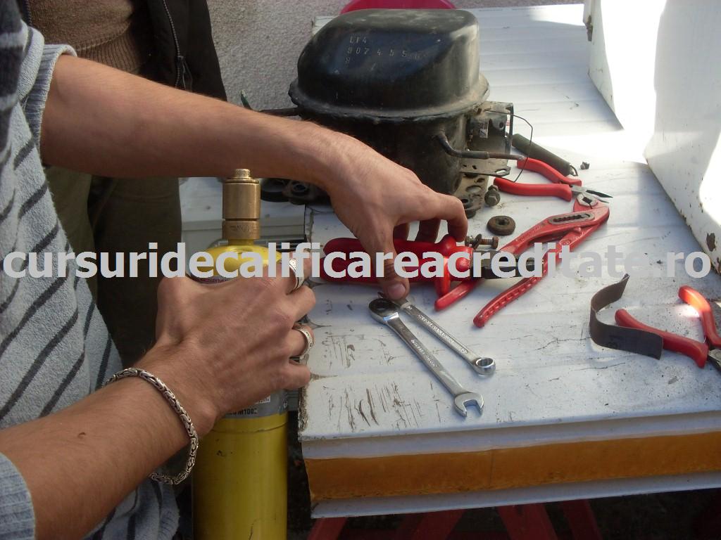 Demontasem compresorul ,din cate mai stiu nepotul a bagat argint pe aspiratie si se infundase teava.JPG