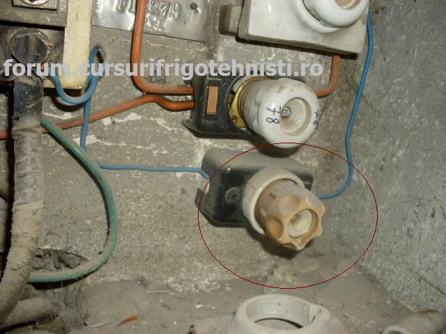 Siguranta pe circuit de prize pusa de niste electricieni parati.JPG