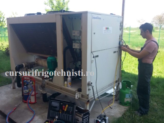 Alex verifica un chiller (Small).jpg