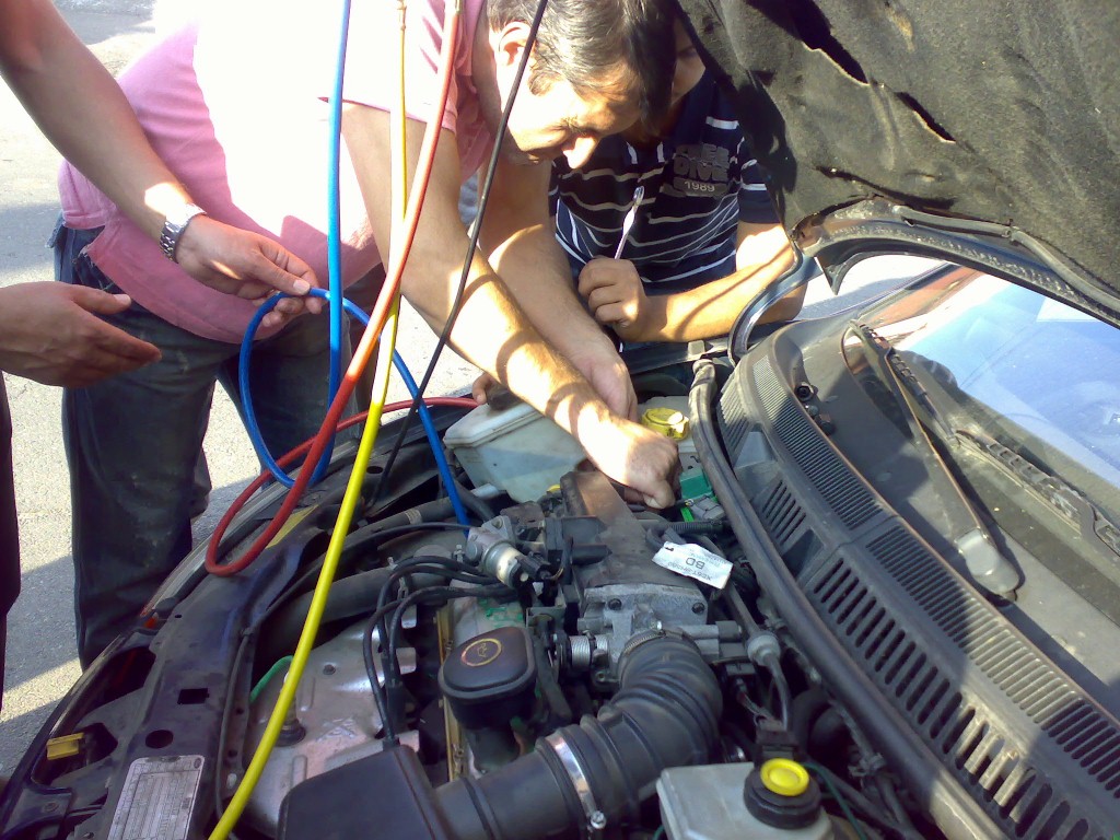 Aer conditionat auto la Freon Trading am montat cuplele adaptoare cristi este meseriasul  .JPG