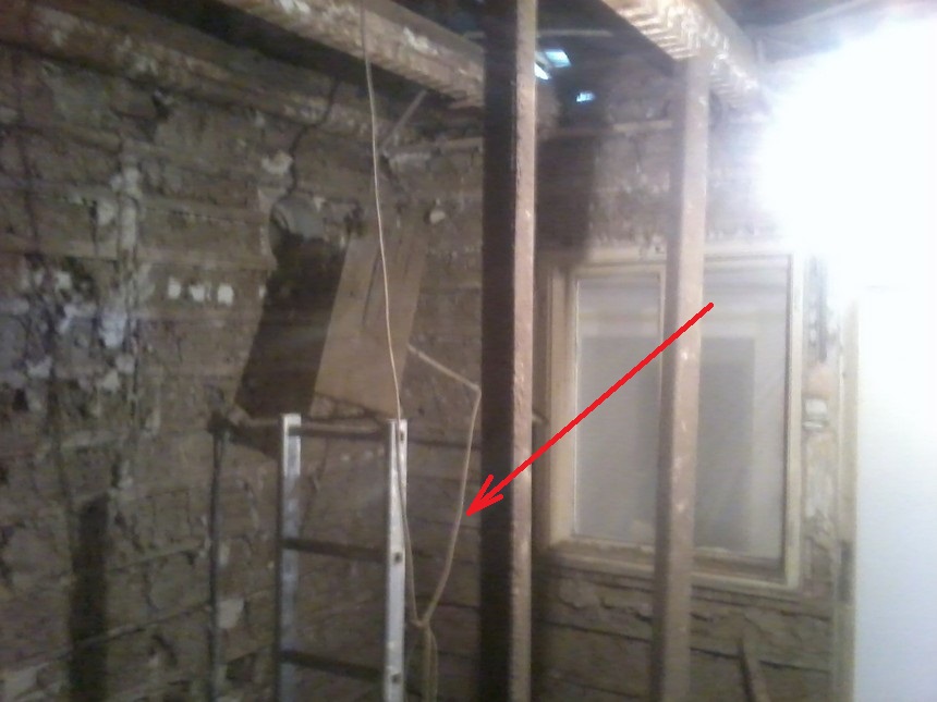 Alta camera din chirpici sa pot trage circuitul am pus popi de lemn.jpg