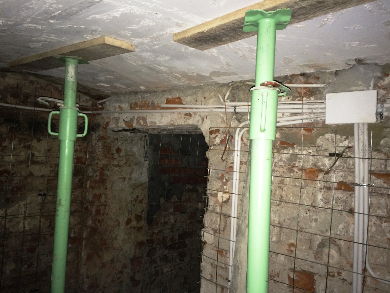 Am vazut ca este groasa am pus popi metalici vreau sa scap cu zile ,uitati si circuitele de lumina si priza ce frumos sunt trase.jpg