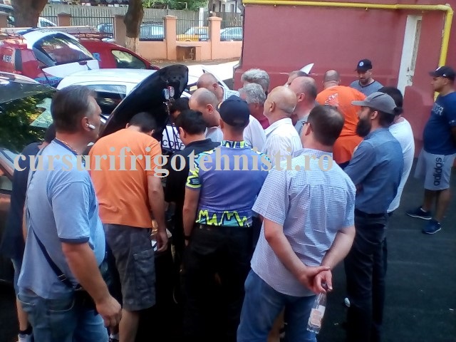 Gr 12 frigotehnisti ,au rezolvat trei ac-uri auto in curtea scolii.jpg