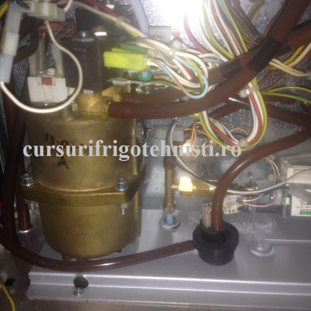 rezistenta electrica a boilerului era dusa.JPG