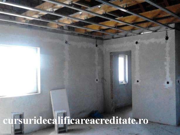 circuite de priza si lumina trase prin tuburi in slituri tavan de rigips.jpg