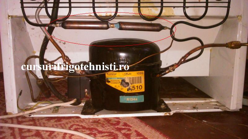 reparatie congelator un nene ii sudase doua filtre si tot facea dop de gheata.JPG