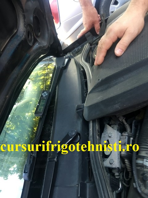 demontare scut soda sa ajungem la valve sa punem bateria sa masuram presiunea de vaporizare si condensare.JPG