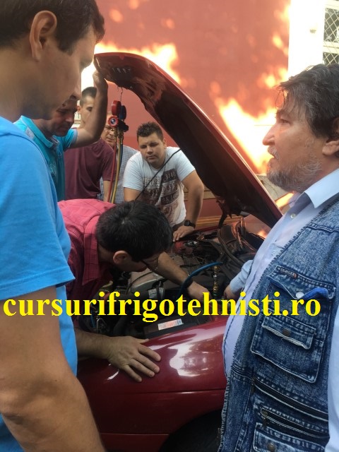 primim explicatii de la profesorul de frig.JPG