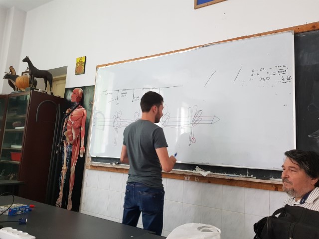 Ovidiu explica schema monofilara a unui circuit de lumina.jpg
