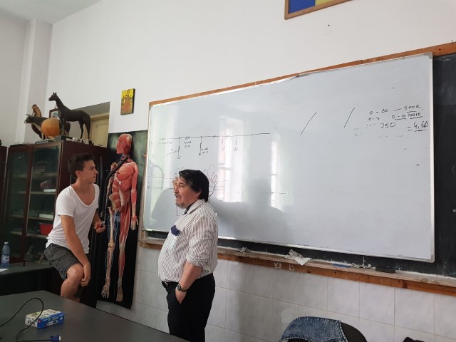 Alex rezolva legaturile in dozele de trecere si legatura cu un corp de iluminat.jpg