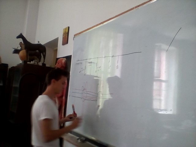 Alex la tabla explica circuitul de iluminat monofazic.jpg
